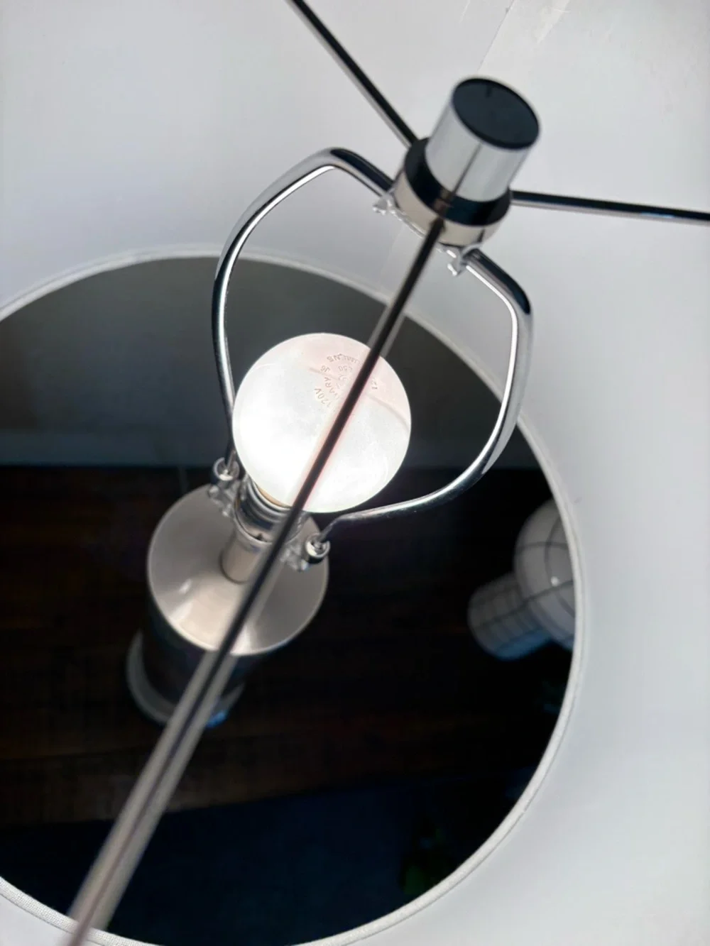 Modern Lamp With Groovy 70’s Aesthetics - Picture 5 of 11